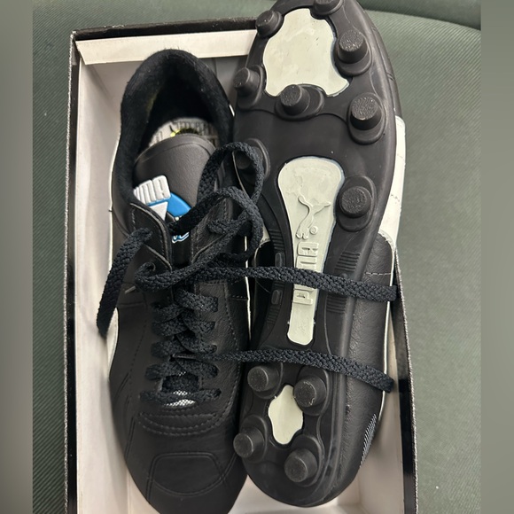 ⚽️ Puma soccer cleats - Picture 2 of 3